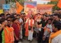 प्रदर्शन करते विहिप और बजरंग दल के कार्यकर्ता