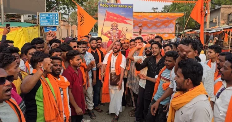 प्रदर्शन करते विहिप और बजरंग दल के कार्यकर्ता