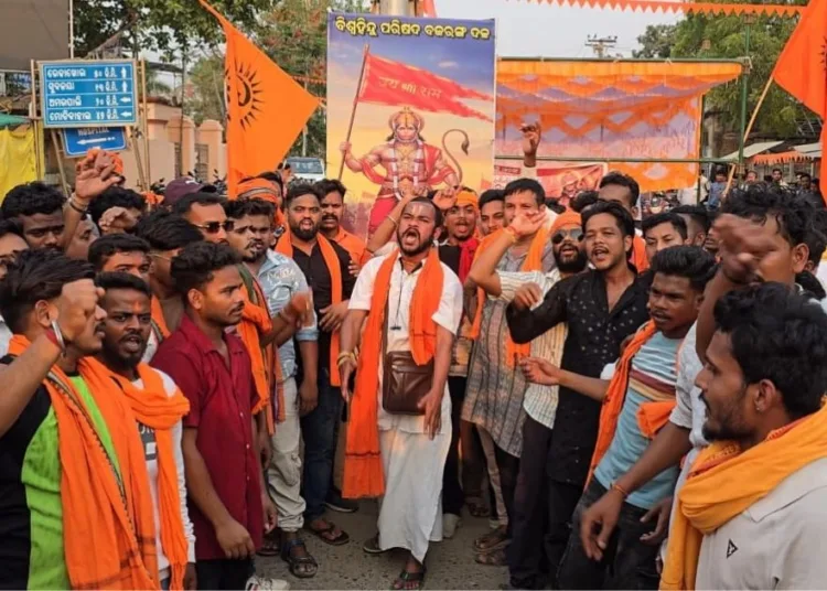 प्रदर्शन करते विहिप और बजरंग दल के कार्यकर्ता