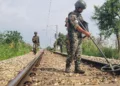 सांबा में रेलवे ट्रैक की जांच करते सुरक्षाकर्मी