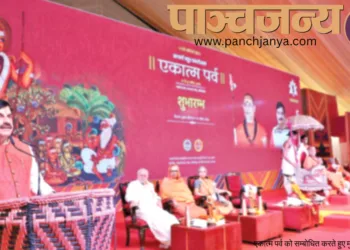 एकात्म पर्व को सम्बोधित करते हुए मुख्यमंत्री मोहन यादव। मंचस्थ हैं ( बाएं से) प्रो. यज्ञेश्वर शास्त्री, स्वामी वेदतत्त्वानंद पुरी, पद्मश्री निवेदिता भिड़े, द्वारका शंकराचार्य सदानंद सरस्वती एवं अन्य पूज्य संत जन