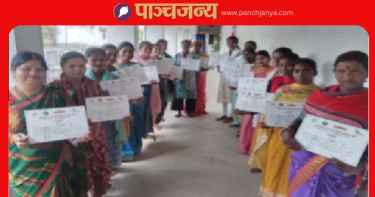 अपने प्रमाणपत्रों के साथ सिलाई का प्रशिक्षण प्राप्त करने वाली महिलाएं