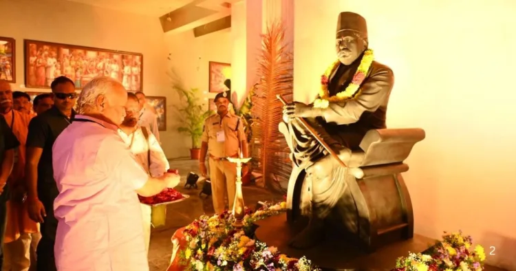 आद्य सरसंघचालक डॉ हेडगेवार जी के प्रति श्रद्धा भाव प्रकट करते सरसंघचालक श्री मोहन भागवत