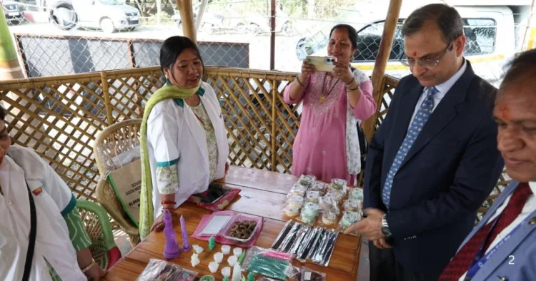 शिविर का निरीक्षण करते आरबीआई गवर्नर संजय मल्होत्रा