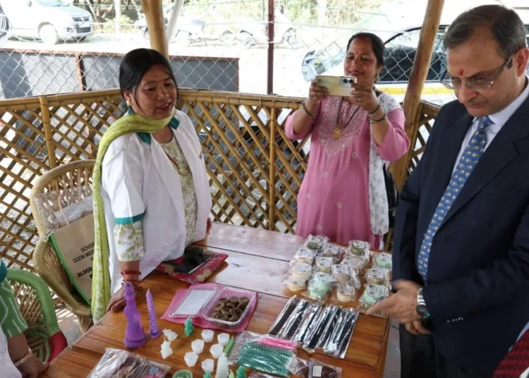 शिविर का निरीक्षण करते आरबीआई गवर्नर संजय मल्होत्रा