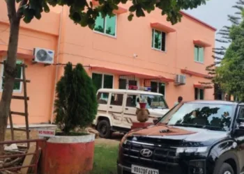 एयरफील्ड पुलिस स्टेशन का दौरा करती एनआईए टीम