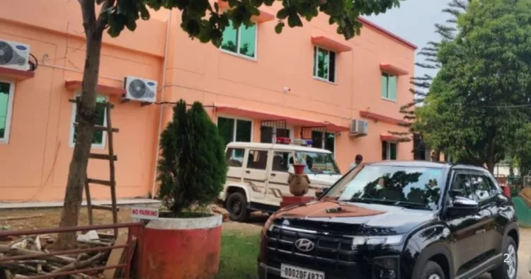 एयरफील्ड पुलिस स्टेशन का दौरा करती एनआईए टीम