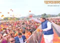 लोगो का अभिवादन स्वीकार करते मुख्यमंत्री श्री पुष्कर सिंह धामी