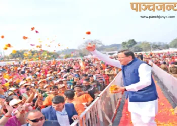 लोगो का अभिवादन स्वीकार करते मुख्यमंत्री श्री पुष्कर सिंह धामी