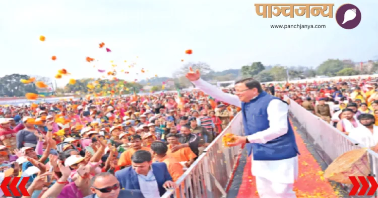 लोगो का अभिवादन स्वीकार करते मुख्यमंत्री श्री पुष्कर सिंह धामी
