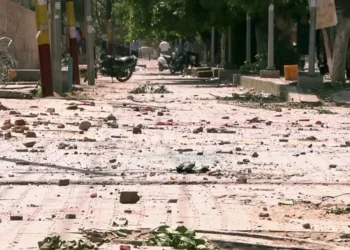 नोएडा में मजदूर आंदोलन के दौरान जमकर हुआ पथराव