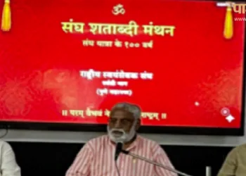 कार्यक्रम को संबोधित करते हुए डॉ. मनमोहन वैद्य। साथ में हैं अन्य वक्ता