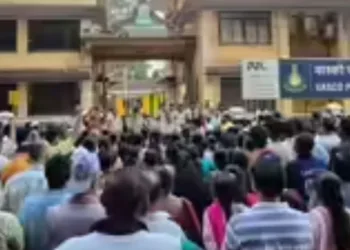 प्रदर्शन करते लोग
