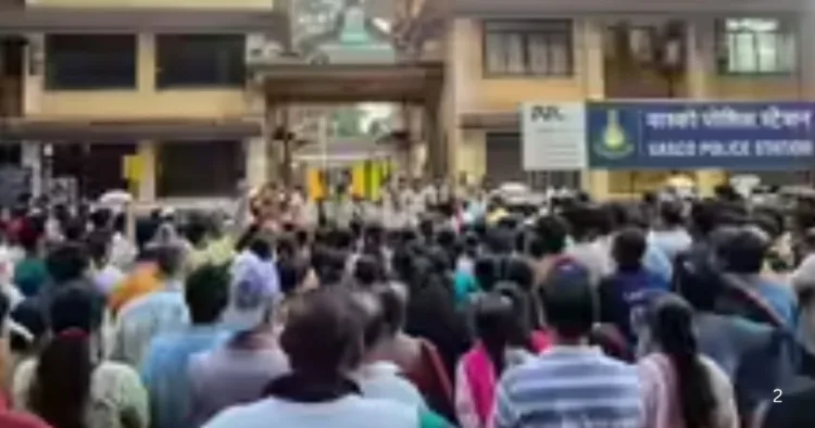 प्रदर्शन करते लोग