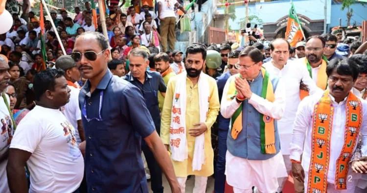 चुनाव प्रचार के दौरान उत्तराखंड के मुख्यमंत्री पुष्कर सिंह धामी