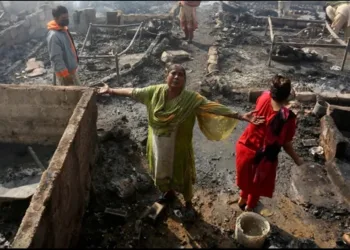 100 houses burnt by mob in pakistan