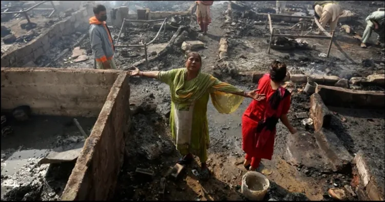 100 houses burnt by mob in pakistan