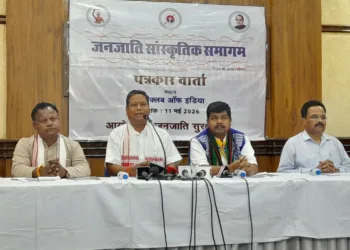 पत्रकार वार्ता को संबोधित करते हुए डॉ. राजकिशोर हांसदा। साथ में हैं श्री प्रकाश उईके, अशोक कुमार गोंड आदि