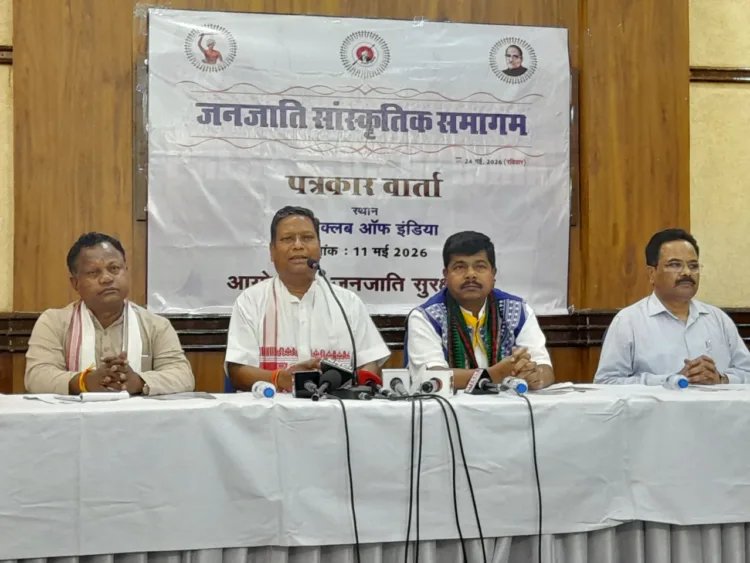 पत्रकार वार्ता को संबोधित करते हुए डॉ. राजकिशोर हांसदा। साथ में हैं श्री प्रकाश उईके, अशोक कुमार गोंड आदि
