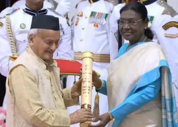 भगत सिंह कोश्यारी को पद्मभूषण से सम्मानित करतीं राष्ट्रपति द्रौपदी मुर्मू