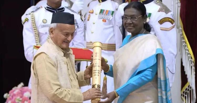 भगत सिंह कोश्यारी को पद्मभूषण से सम्मानित करतीं राष्ट्रपति द्रौपदी मुर्मू