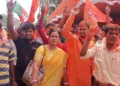 भाजपा की जीत से उत्साहित कार्यकर्ता