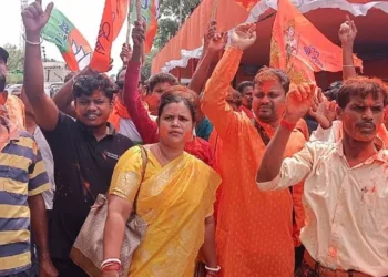 भाजपा की जीत से उत्साहित कार्यकर्ता