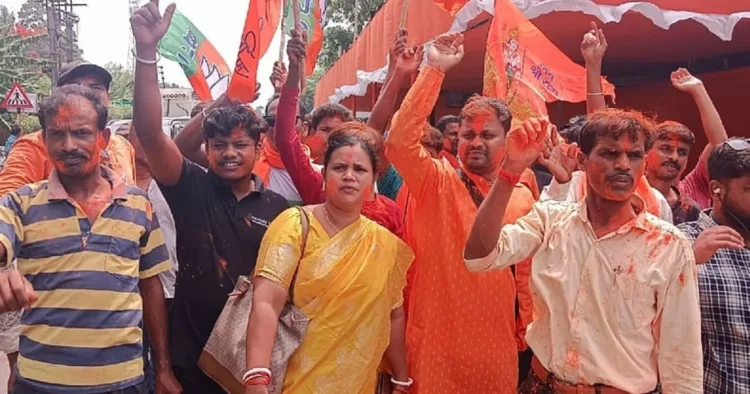 भाजपा की जीत से उत्साहित कार्यकर्ता