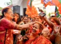 बंगाल में भाजपा की जीत का जश्न मनातीं महिलाएं।