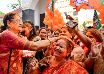 बंगाल में भाजपा की जीत का जश्न मनातीं महिलाएं।