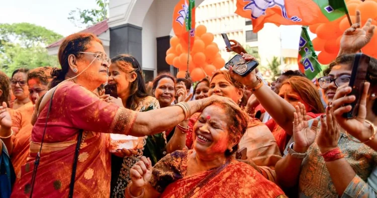 बंगाल में भाजपा की जीत का जश्न मनातीं महिलाएं।