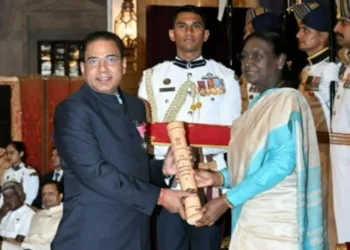 डॉ सरोज मंडल को पद्मश्री सम्मान देतीं राष्ट्रपति द्रौपदी मुर्मु