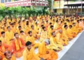 शांतिकुंज में सामूहिक जप और ध्यान करते कार्यकर्ता