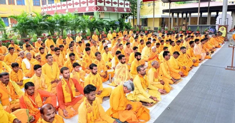 शांतिकुंज में सामूहिक जप और ध्यान करते कार्यकर्ता