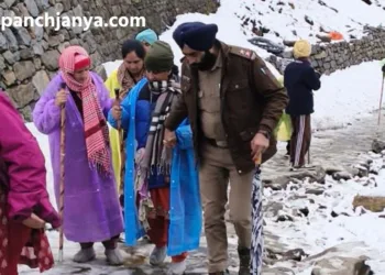 hemkund sahib yatra heavy snowfall ghangaria police helps pilgrims
