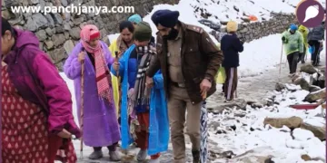 hemkund sahib yatra heavy snowfall ghangaria police helps pilgrims
