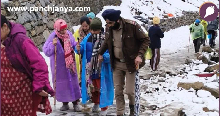hemkund sahib yatra heavy snowfall ghangaria police helps pilgrims