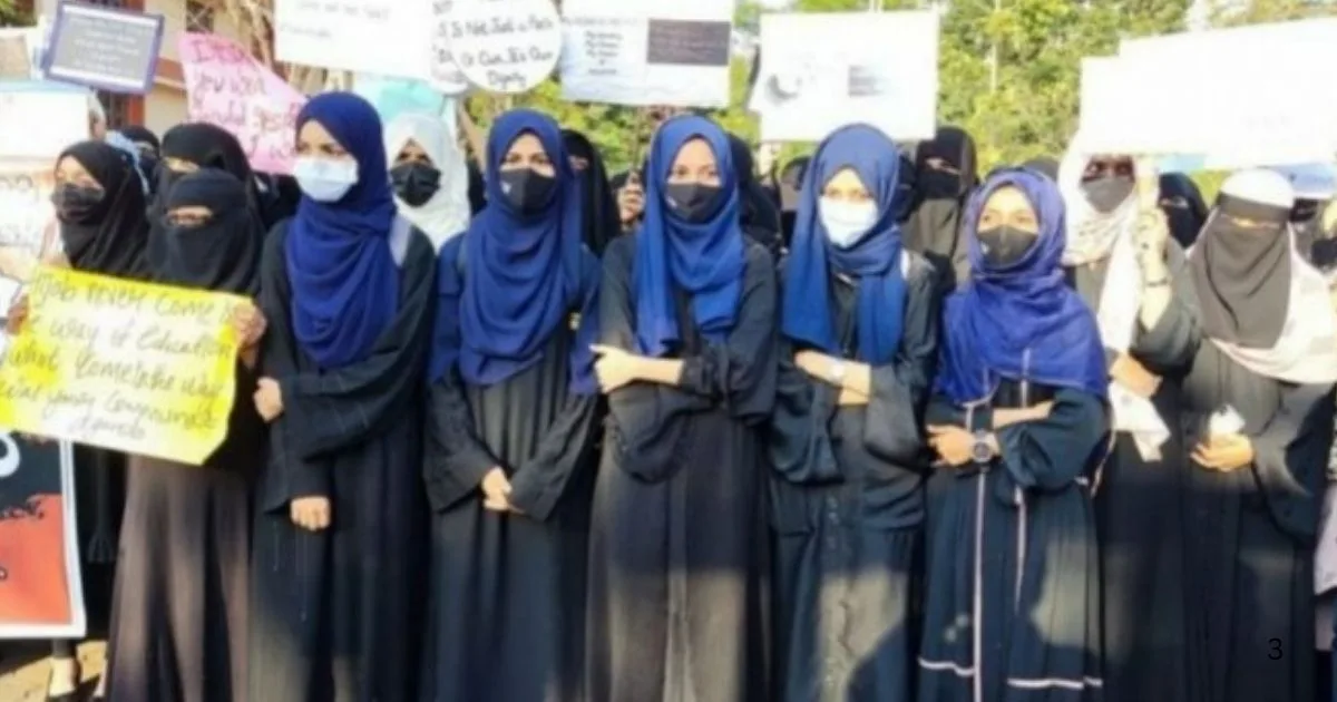 कर्नाटक: कांग्रेस सरकार ने स्कूलों, शिक्षण संस्थानों में हिजाब पहनने की दी...