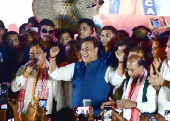 असम चुनाव में भाजपा ने पूर्ण बहुमत प्राप्त किया। भाजपा के प्रदेश कार्यालय में पार्टी की जीत के उल्लास में मुख्यमंत्री हिमंत विश्व शर्मा।