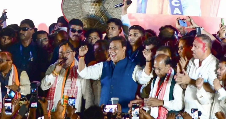 असम चुनाव में भाजपा ने पूर्ण बहुमत प्राप्त किया। भाजपा के प्रदेश कार्यालय में पार्टी की जीत के उल्लास में मुख्यमंत्री हिमंत विश्व शर्मा।