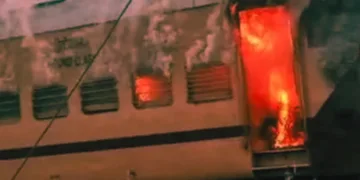 ट्रेन में आग लगने से एक कोच जलकर खाक हो गया