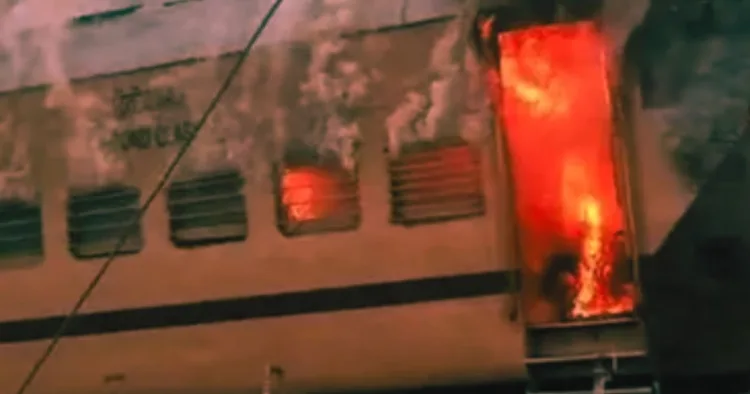ट्रेन में आग लगने से एक कोच जलकर खाक हो गया