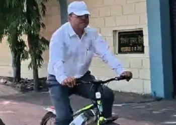 साइकिल से हाईकोर्ट पहुंचे जस्टिस बंसल