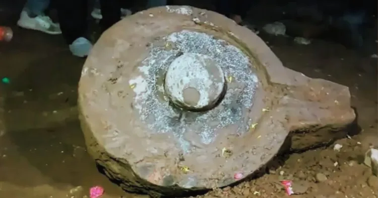 महाकालेश्वर मंदिर में खुदाई करते समय शिवलिंग