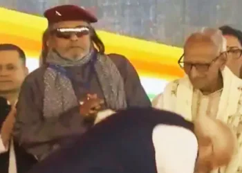 माखनलाल सरकार जी का पैर छूकर आशीर्वाद लेते प्रधानमंत्री नरेंद्र मोदी