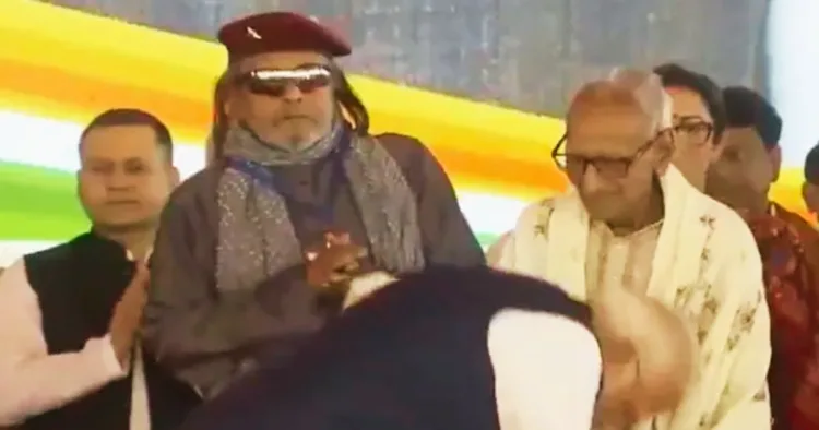 माखनलाल सरकार जी का पैर छूकर आशीर्वाद लेते प्रधानमंत्री नरेंद्र मोदी