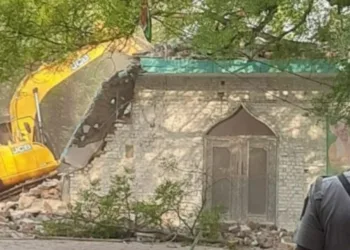 दरगाह को ध्वस्त करता बुलडोजर
