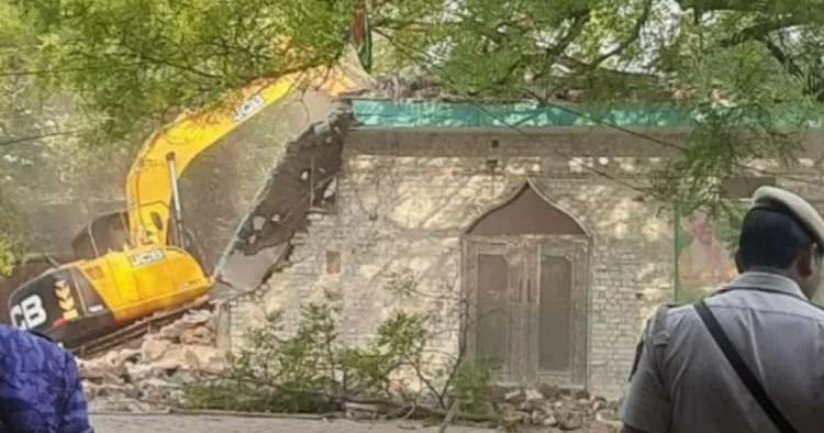 दरगाह को ध्वस्त करता बुलडोजर