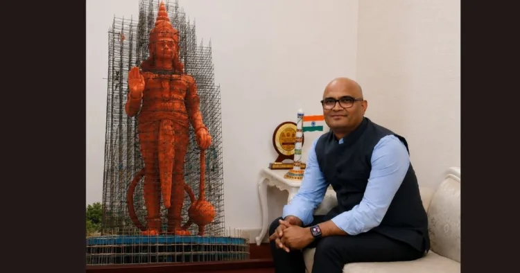 हनुमान जी की मूर्ति और मूर्तिकार नरेश कुमावत