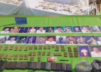 सर्च ऑपरेशन के दौरान मिले हथियार और रुपये